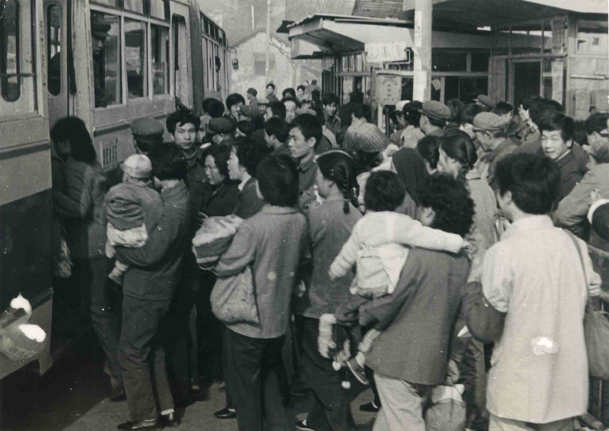 70年代人多車(chē)少,乘客擁擠候車(chē).jpg